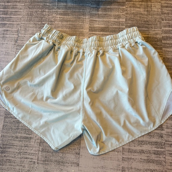 lululemon mint hotty hot shorts. low rise, 4 inch, size 8 - Picture 2 of 4
